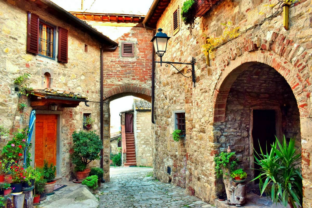 Italy of Old Stone Beauty: Natural Shades, Quiet Streets, and Living Silhouettes of Buildings